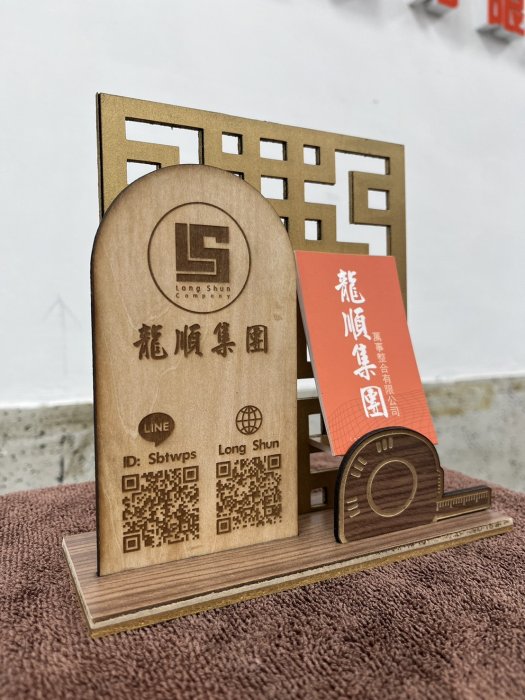 <h6 class='mx-auto' style='max-width:360px'>廣告設計-活動宣傳-小立牌/三角立牌<hr>龍順</h6>